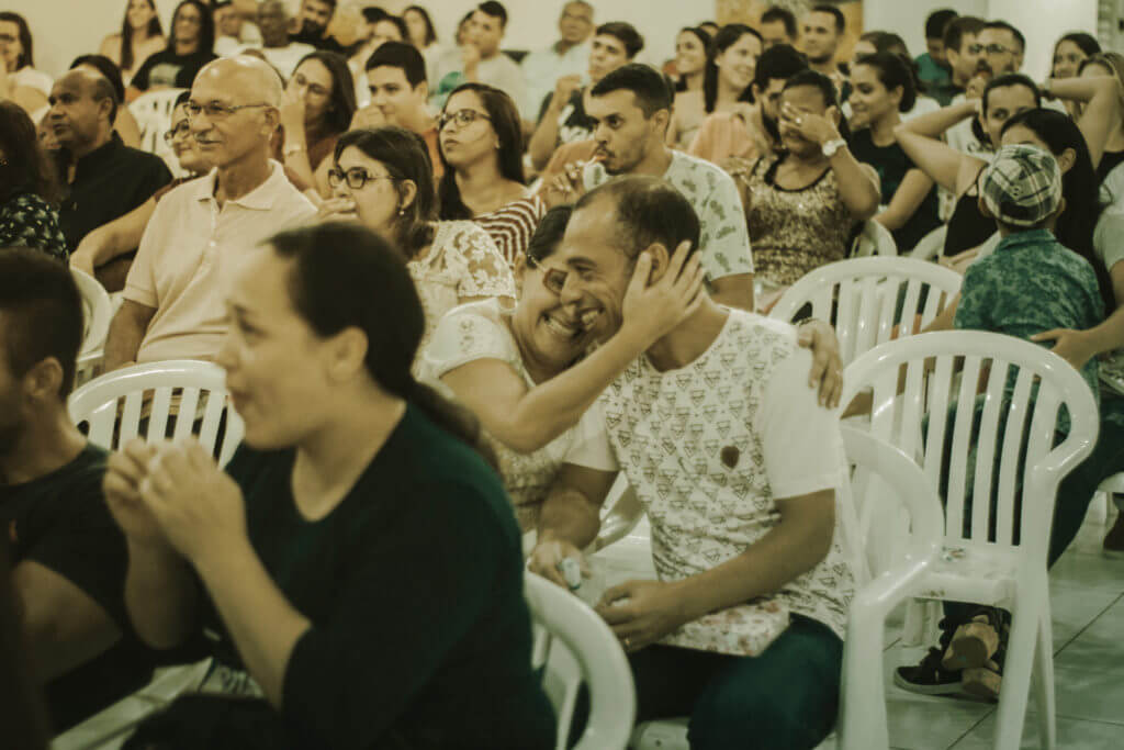 pessoas reunidas mostrando como o cooperativismo como alternativa social pode ser benéfico para todos